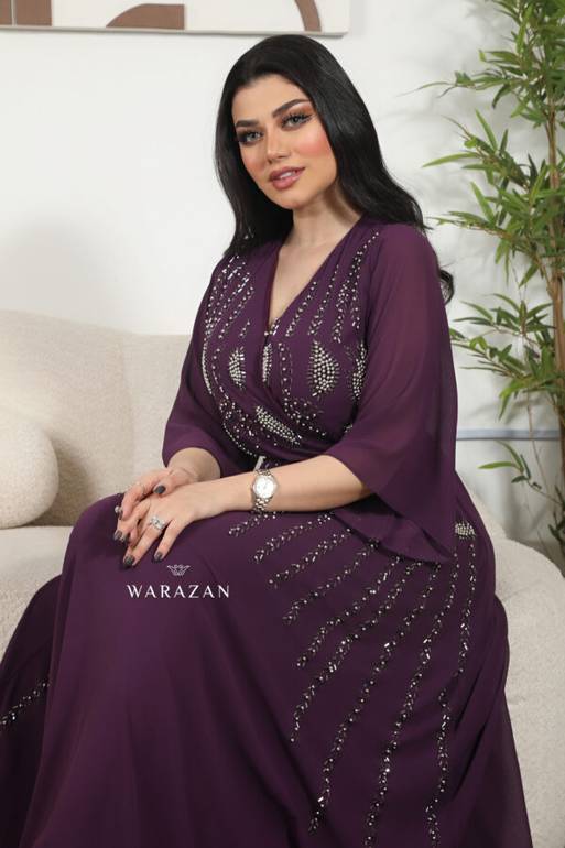 فستان سهرة طويل ناعم ساتر راقي بتطريز بألوان متعددة