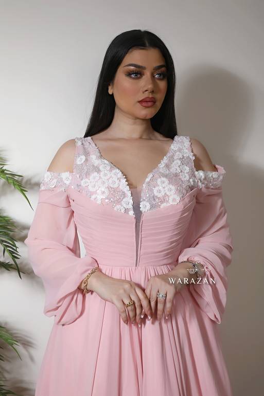 فستان شيفون كسرات وكلفه من الصدر