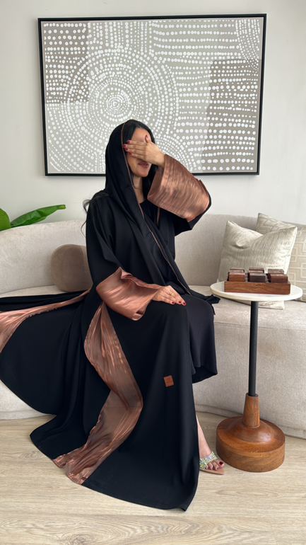 عباية سوداء بأكمام ملونة وكسرات من الجنب