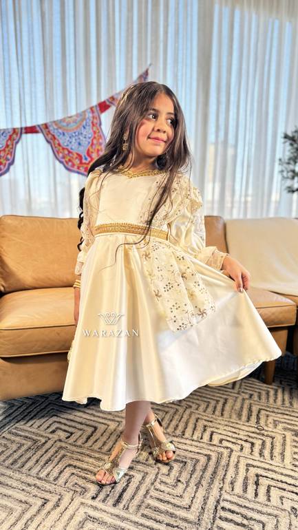 فستان رمضاني بلون السكري والياقة الذهبية