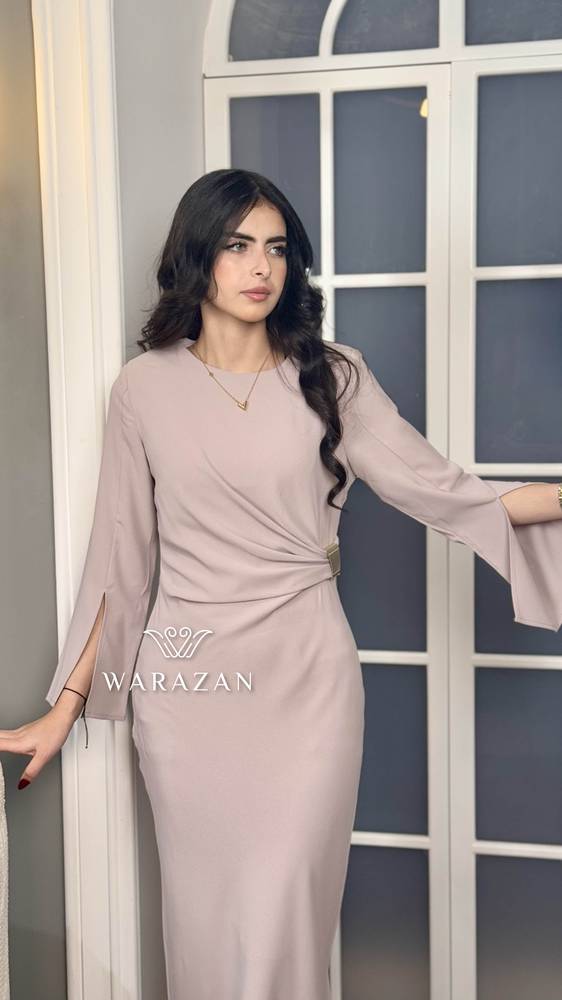 فستان سهرة ناعم بمسكه من الخصر
