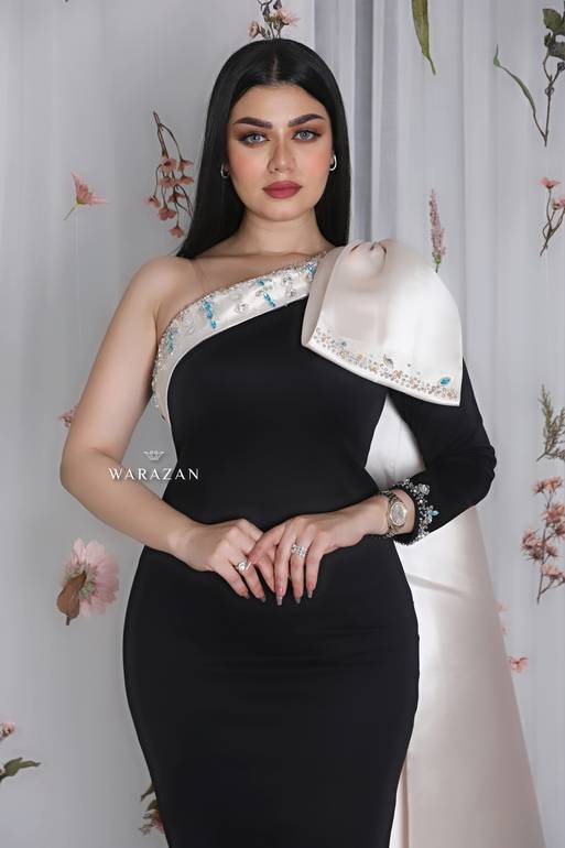 فستان سهرة طويل أسود ماسك مع شال أبيض