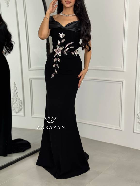 فستان سهرة مخمل أسود بكتف واسع وتطريز زهري 