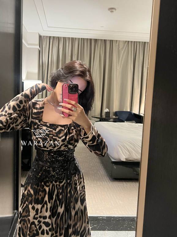 فستان سهرة طويل ناعم نمري بأكمام طويلة