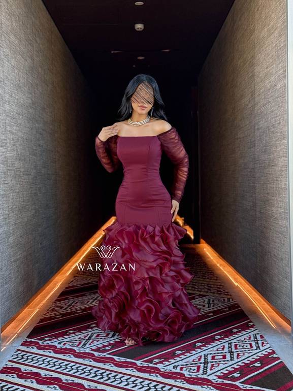 فستان سهرة باكمام شفافه و قصة من الاسفل 
