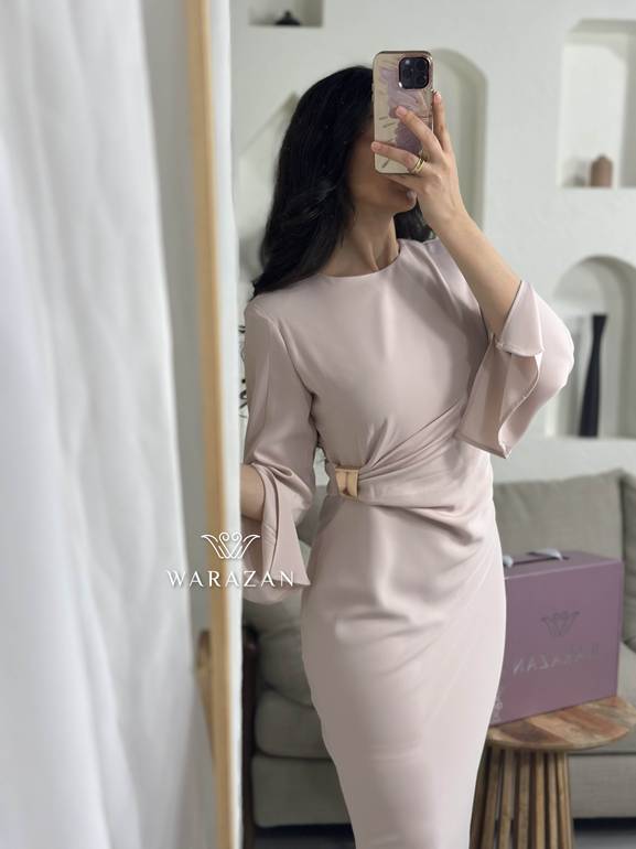فستان سهرة ناعم بمسكه من الخصر