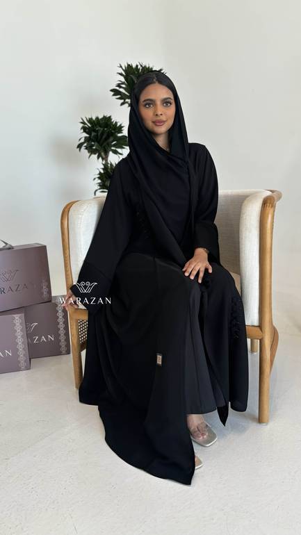 عباية انيقة بتدخيلة ازارير 