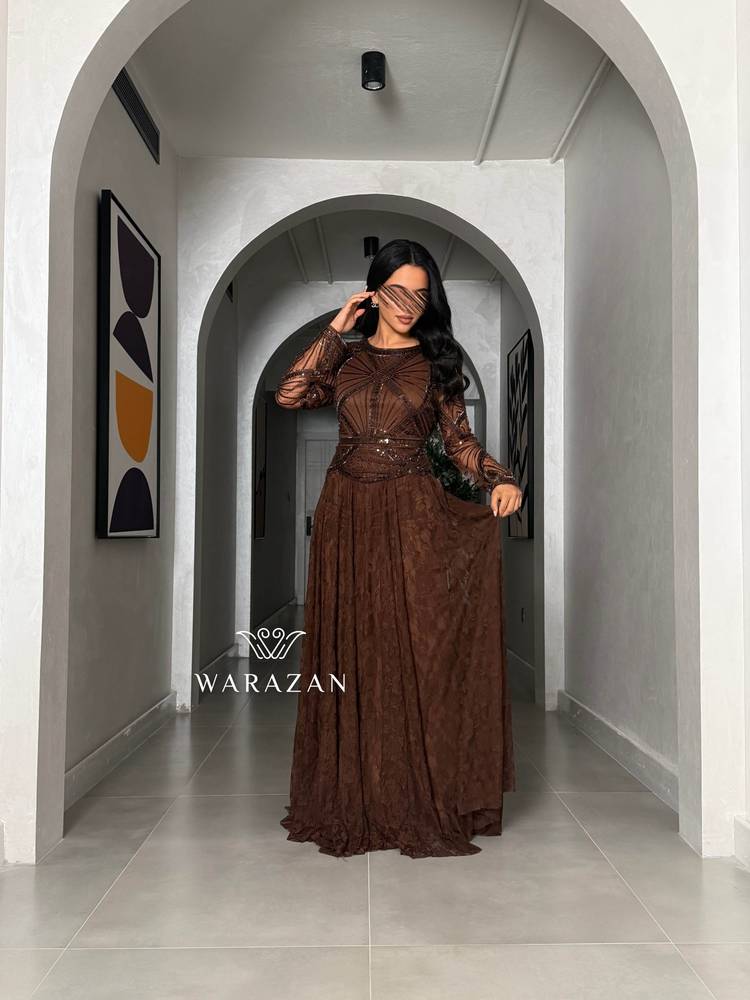 فستان دانتيل ملكي  و بتطريز شك يدوي 