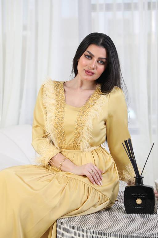 فستان أنيق بريش من الصدر