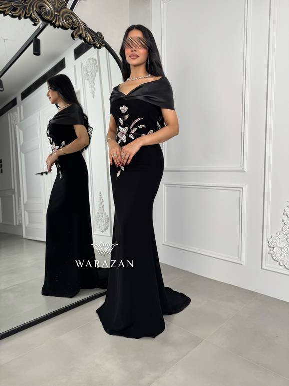 فستان سهرة مخمل أسود بكتف واسع وتطريز زهري 