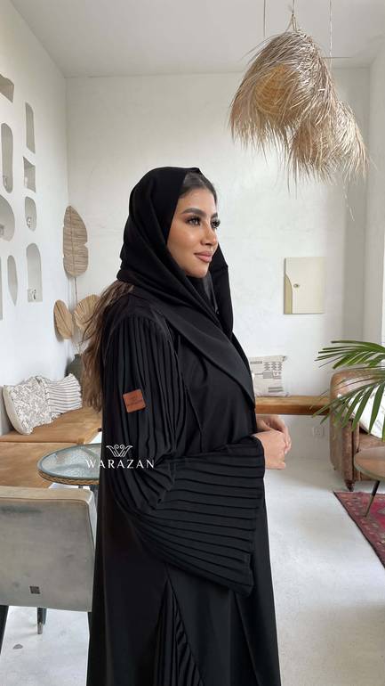 عباية رسمية للدوام بكسرات من الكم والجنب من قماش نيوكريب