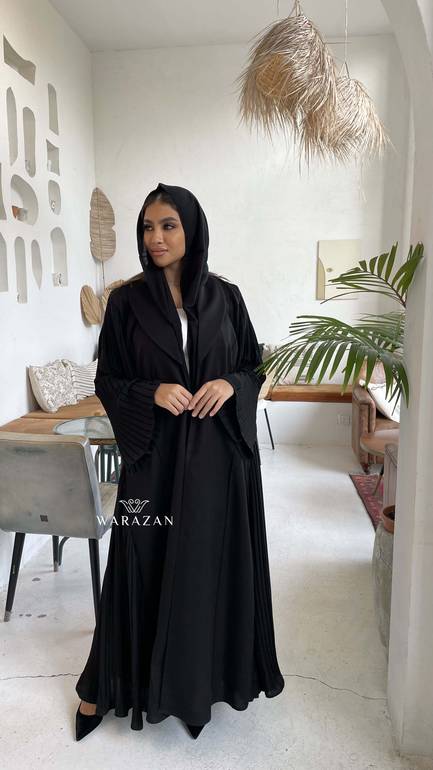 عباية رسمية للدوام بكسرات من الكم والجنب من قماش نيوكريب