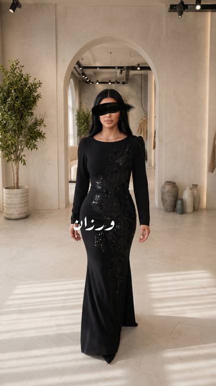 فستان سهرة أسود بتطريز فاخر بأكمام طويلة