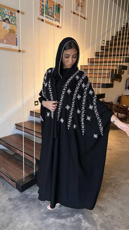 عباية قطري كريب ملكي مطرزة وفخمة للمناسبات