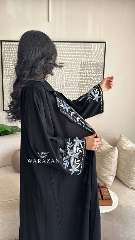 عباية كريب ملكي مطرزة من الصدر والأكمام