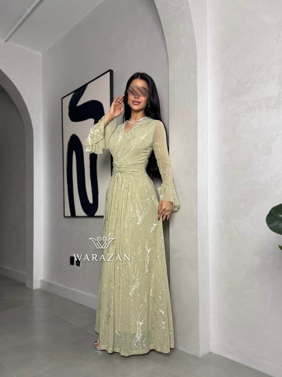 فستان سهرة بلمعة و بقصة من الخصر