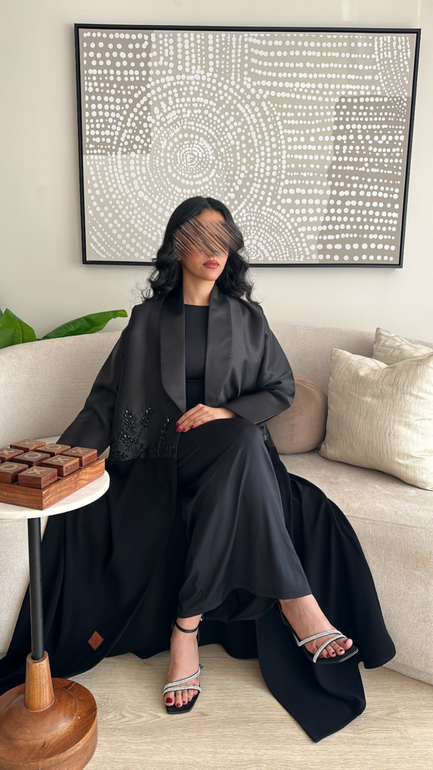 عباية رسمية  للعيد مطرزة من قماش الكريب والنيوبرين