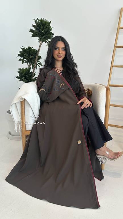 عباية بنية بتطريز يدوي 