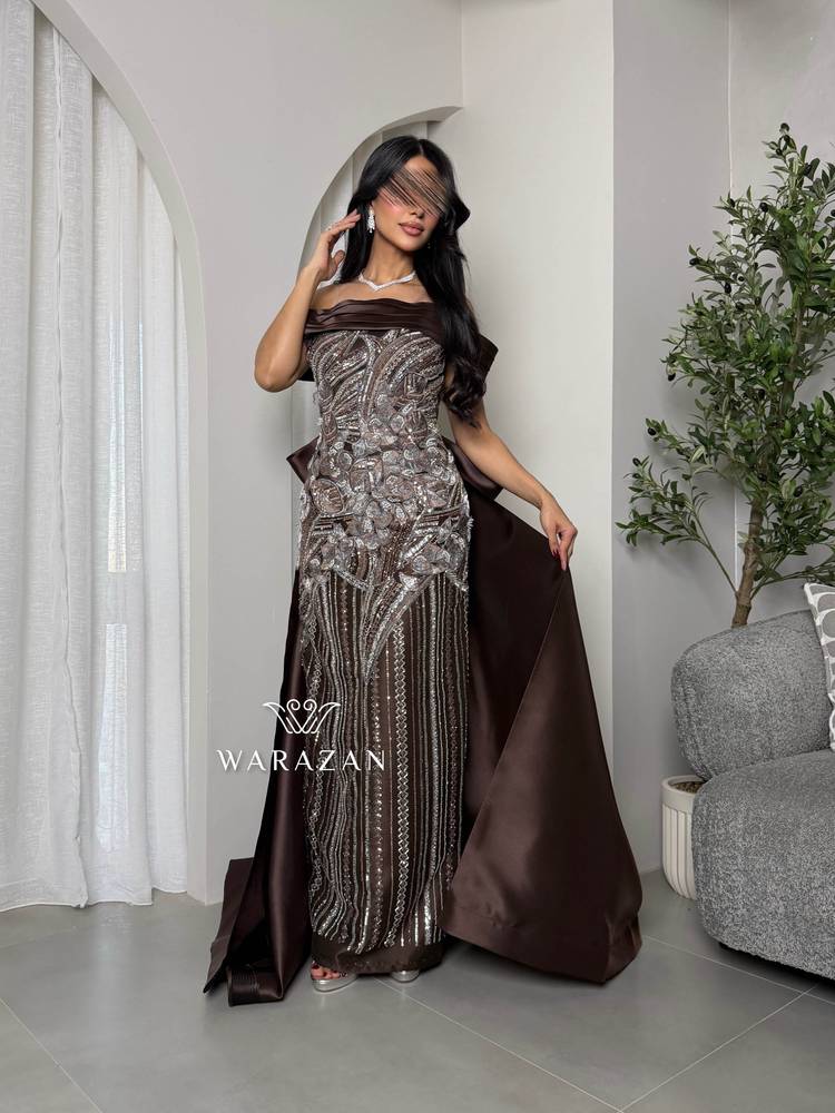 فستان بني سهرة لامع بتفاصيل فاخرة