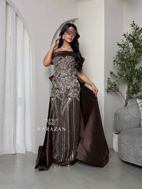 فستان بني سهرة لامع بتفاصيل فاخرة