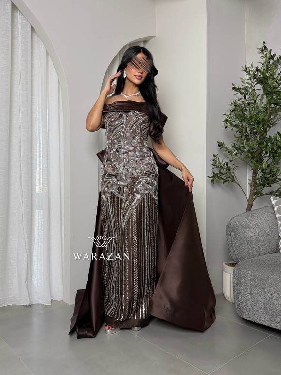 فستان بني سهرة لامع بتفاصيل فاخرة