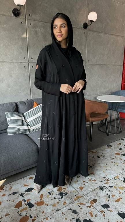 عباية ساتره بتطريز اسود و باكمام ازارير