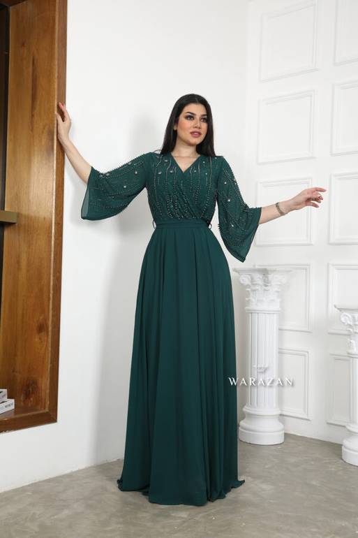 فستان سهرة ساتر بتطريز شك من الأعلى