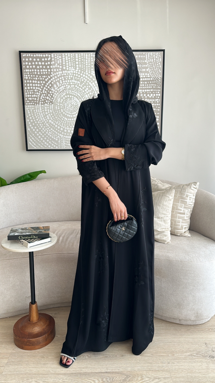 عباية سوداء مشجرة وناعمة