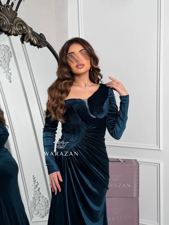 فستان سهرة مخمل بقصة صدر انيقة 