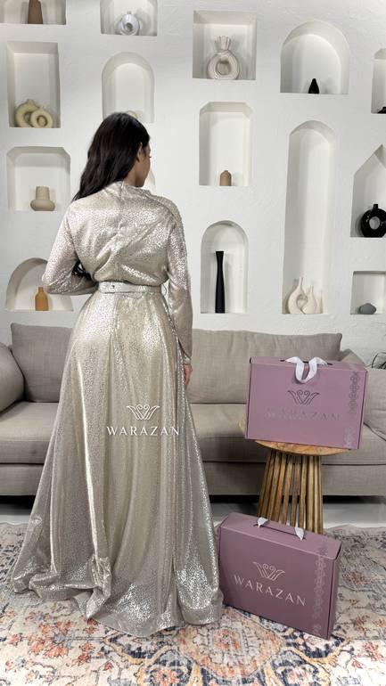 فستان سهره بلمعه و حزام من الخصر