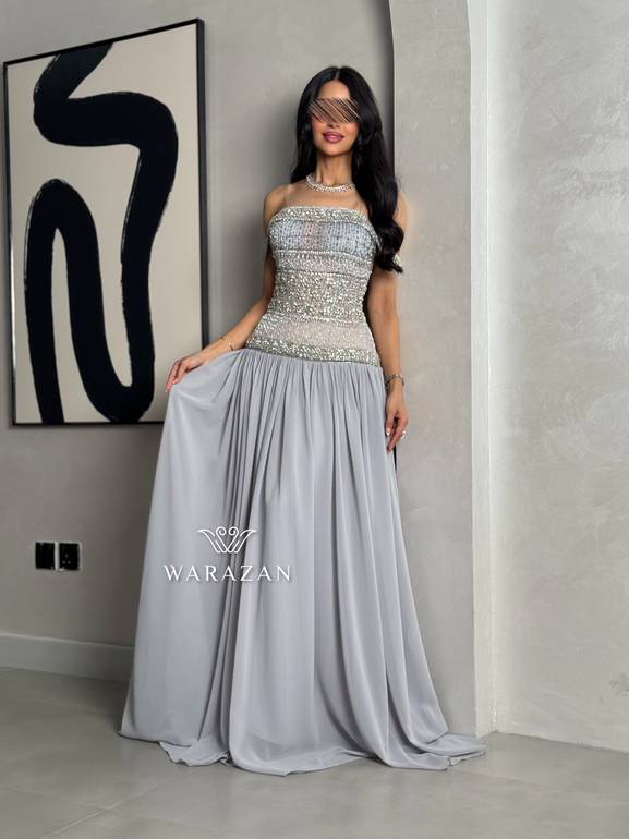فستان سهرة بتصميم أنثوي وتطريز فاخر
