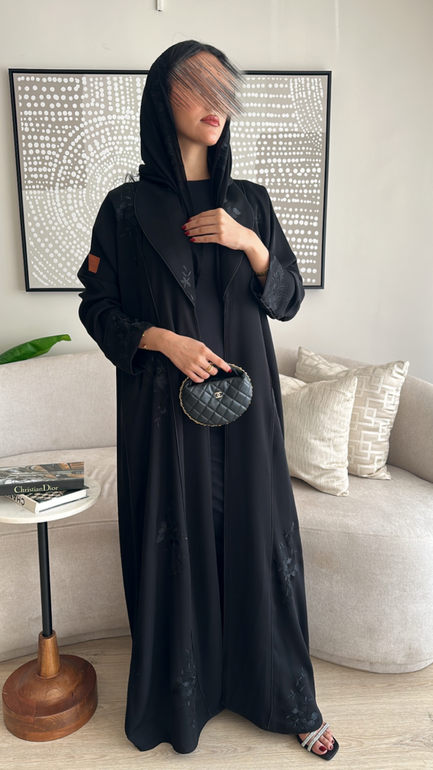 عباية سوداء مشجرة وناعمة