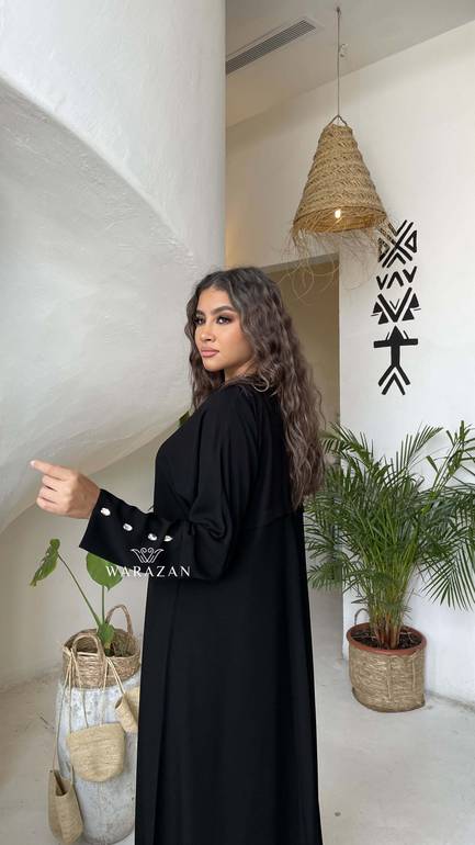 عباية رسمية بأزرار كريستال على الكم للعيد
