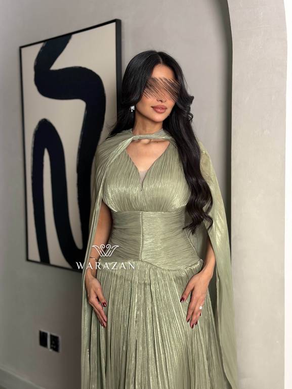 فستان سهرة بقصة من الرقبه 