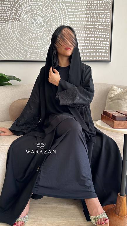 عباية سوداء رسمية مطرزة بالكم 