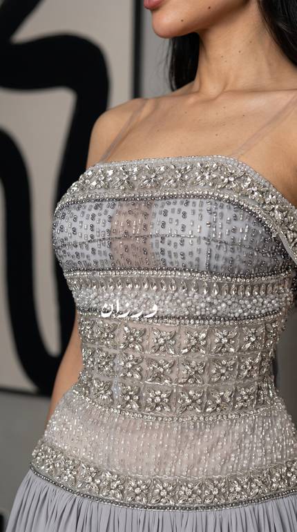 فستان سهرة بتصميم أنثوي وتطريز فاخر