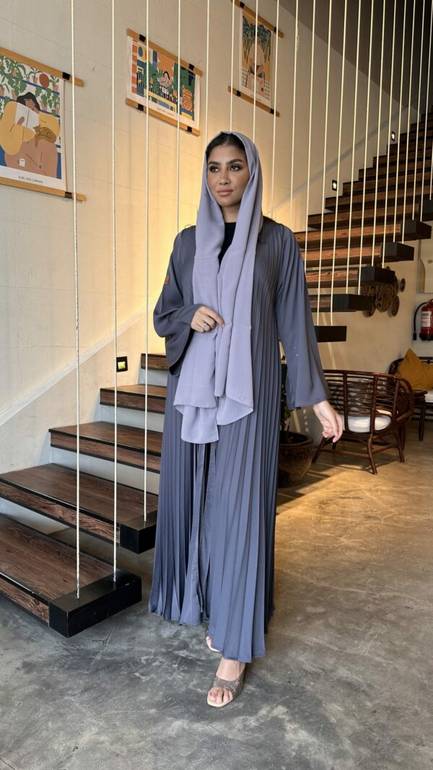 عباية ملونة بليسيه عصرية بأكمام واسعة مفتوحة من الأمام
