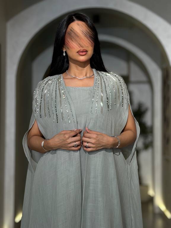 جلابية ناعمة بقصة كاب للمناسبات الخاصة