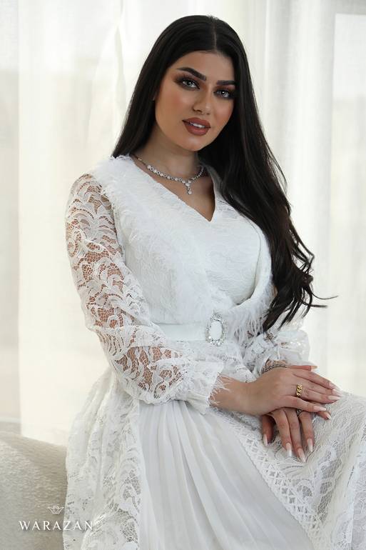 فستان دانتيل بكسرات من الجنب و ريش