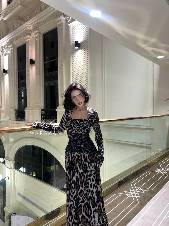 فستان سهرة طويل ناعم نمري بأكمام طويلة