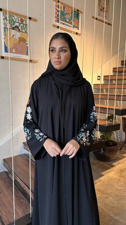عباية ساترة بتطريز فخم من الكم