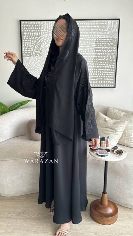 عباية سوداء مشجرة من الكم بلونين