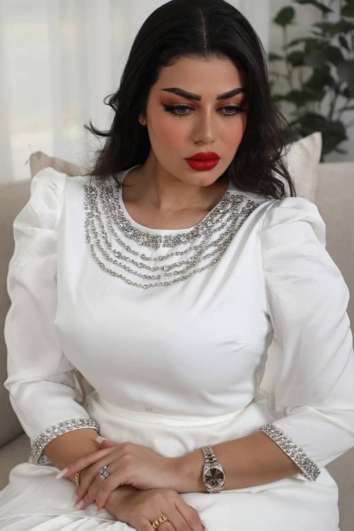 فستان سهرة طويل وناعم كسرات من الأمام