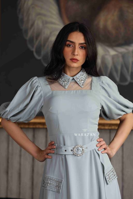 فستان ناعم راقي بخرز من اللياقة بلونين