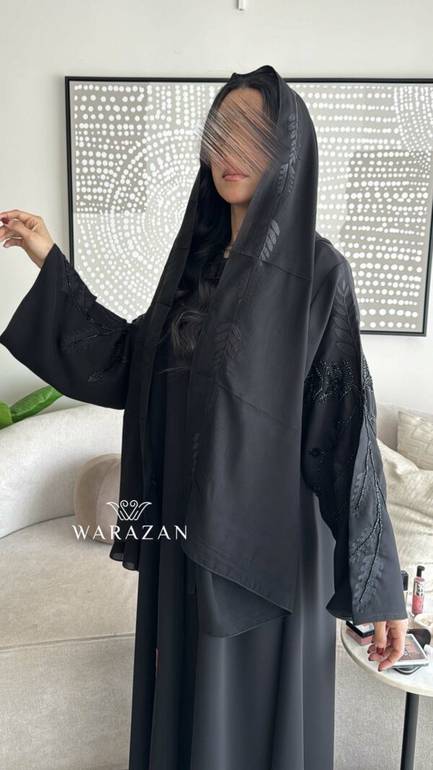 عباية سوداء مشجرة من الكم بلونين