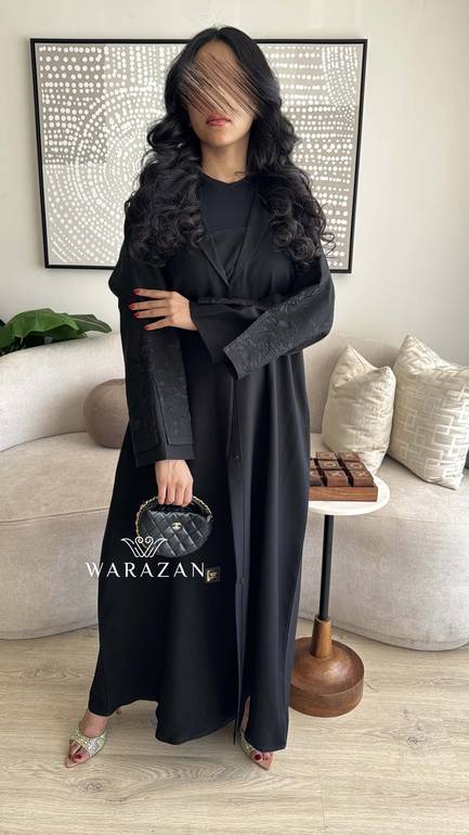 عباية سوداء رسمية مطرزة بالكم 