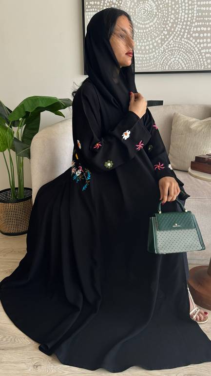 عباية عملية بتطريز يدوي وردي ملون للعيد 