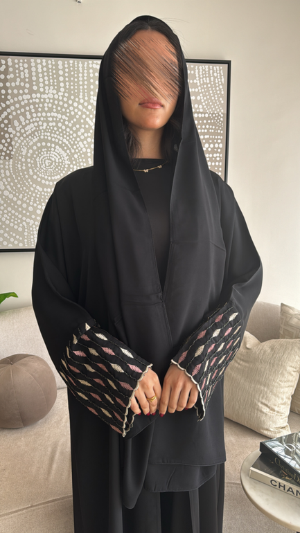 عباية سوداء للعيد بكم مشجر عملية ورسمية لأيام الدوام