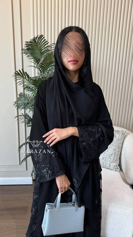 عباية للعيد عملية بتطريز فراشات سوداء