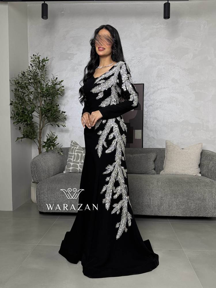 فستان سهرة أسود بتطريز خرز فضي